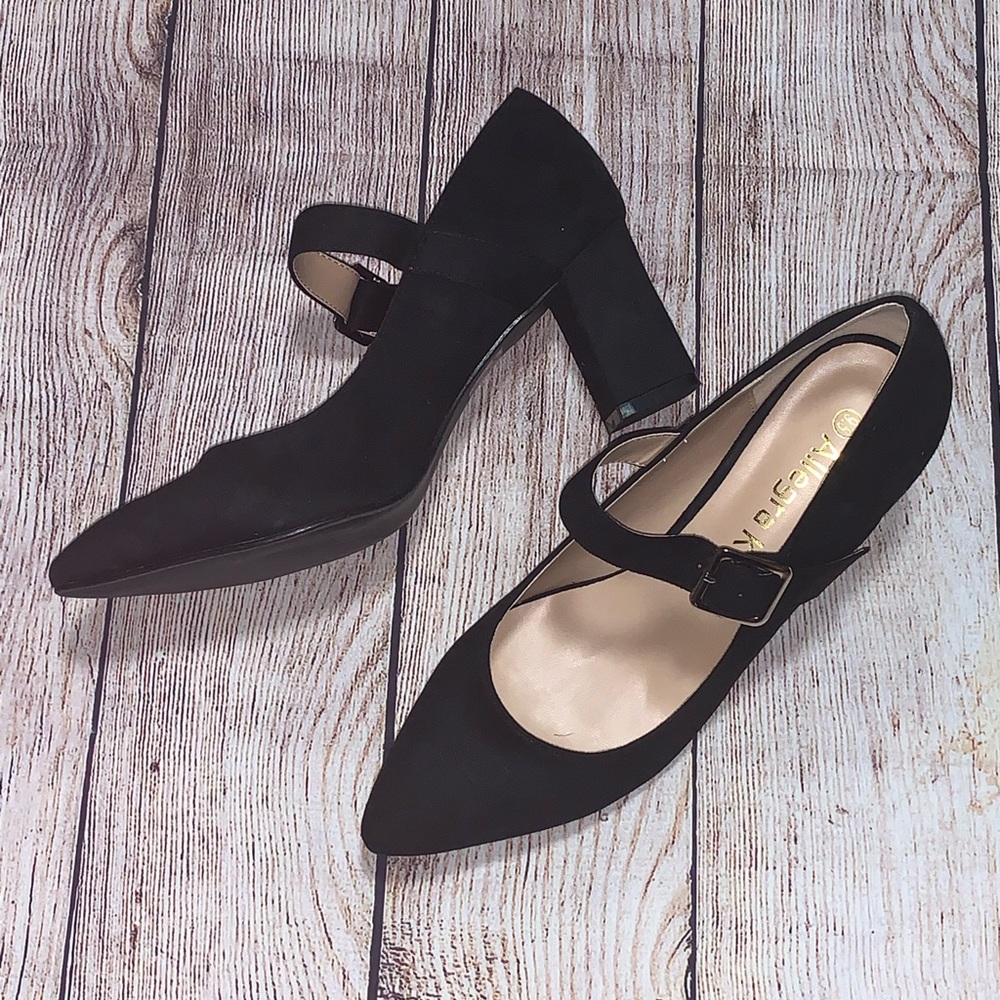 Pointed toe, strapped, chunky heels.